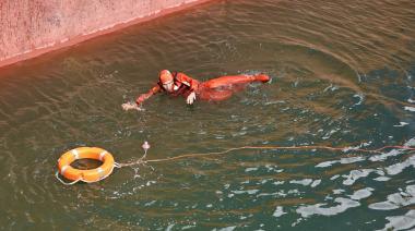 Hombre al agua: Validación exitosa del procedimiento de emergencia en Puerto Quequén