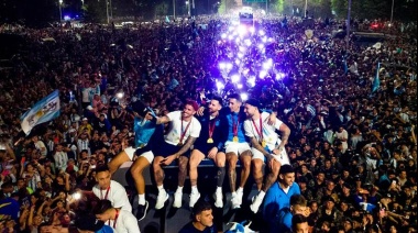 Una locura: Llegó la selección y fue recibida por miles de personas de madrugada