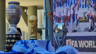 Las trofeos de la Scaloneta ya están en Necochea: Detalles de la exhibición este sábado