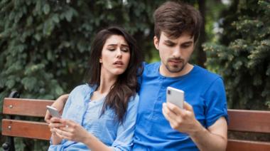 El 63% de los argentinos espía el celular de su pareja