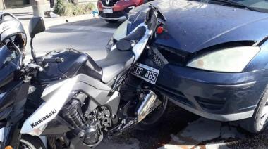 Los choques persisten en Necochea: Un auto chocó a una moto por detrás en plena avenida 59