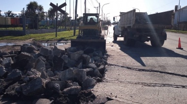 Intenso bacheo en la avenida Benedicto Campos de Quequén