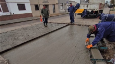 Reparan baches, construyen reductores y cordón cuneta