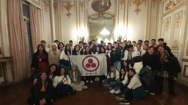 Solidaridad premiada: Estudiantes de Necochea recibieron la Bandera de la Paz por su acto de generosidad