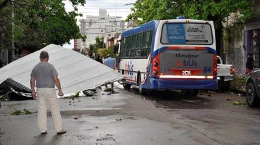 Olavarría en estado de emergencia: Fuerte temporal deja a la ciudad en caos, sin servicios y con 70 familias asistidas