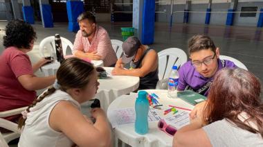 Jóvenes y adultos con discapacidad juegan y aprenden con las actividades de verano en el Polideportivo