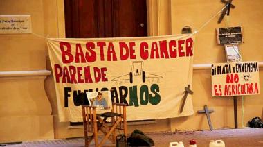 Detuvieron a varios activistas ambientales por levantar una bandera en el acto de Alberto Fernández