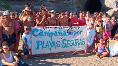 Más de 60 vecinos recorrieron la playa del Caño por la grave contaminación, mientras los concejales brillaron por su ausencia