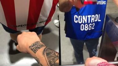 Locura: un hincha de Estudiantes de La Plata se tatuó el QR de su carnet y filmó su entrada al estadio