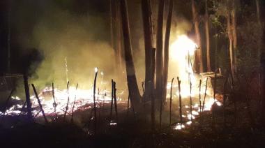 En minutos un incendio arrasó con una vivienda en Villa Zabala