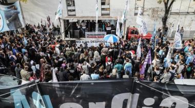 Masivo acto frente a Clarín en defensa de la actividad, contra los despidos y por paritarias