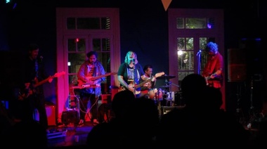 Música en vivo, feria, pintura y gastronomía: Se realiza el primer "Festival Mother Foca"