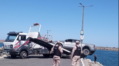Una camioneta quedó "colgando" en la escollera norte de Quequén