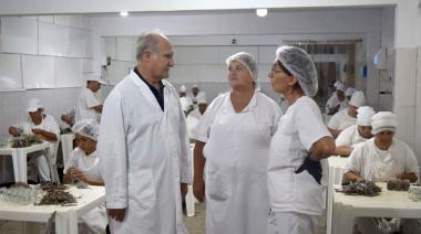 Jorge Alvaro en Engraucoop junto a las mujeres trabajadoras