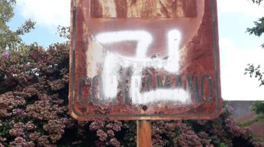 El avance de la ultraderecha en Necochea: alerta por la proliferación de símbolos nazis en las calles