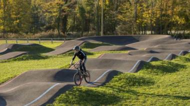 Lobería se prepara para su primera PumpTrack: una idea estudiantil que toma forma en el Camino de Sirga
