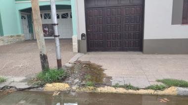 Pérdida de agua: Vecina reclama que hace dos meses y medio que nadie le da una solución