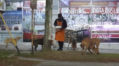 "El negro de la 74": el carnicero que alimenta a los perros del barrio
