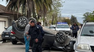 De milagro no fue una tragedia: Volcó un auto en pleno centro de Necochea