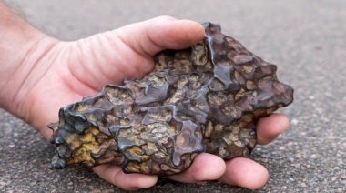 Increíble hallazgo: Encontró un meteorito en su campo y lo donó al Área de Museos