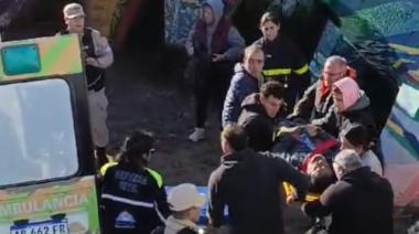 Rescate en la Escollera Sur: Un hombre fue hospitalizado tras caer entre los corelocs de hormigón