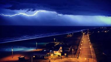 Viernes de tormentas severas y fuertes vientos en Necochea: rigen alertas meteorológicas