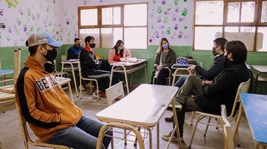 El Presidente del Concejo Deliberante visitó una escuela y habló con 4 estudiantes