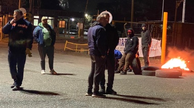 Trabajadores aceiteros cortan el ingreso a la planta Renova en Quequén