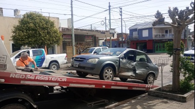 Accidente en 50 y 55: Choque sin heridos, pero con un conductor sin seguro ni licencia
