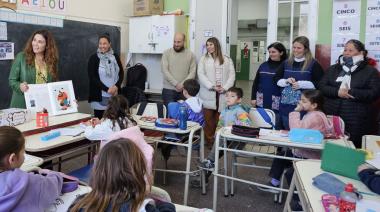 Puerto Quequén apoya la educación primaria en Quequén con la entrega de kits escolares