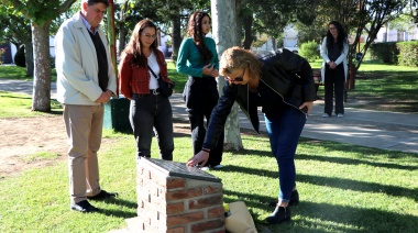 San Cayetano no olvida: colocaron ofrendas florales en monolito de desaparecido