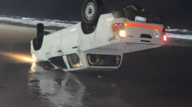 Imprudencia al volante: Camioneta volcada a orillas del mar