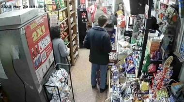 Robaron bombones de 81 y 8, el comerciante los persiguió y los atrapan en 79 y 10