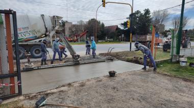 San Cayetano pavimenta el acceso al campo de deportes