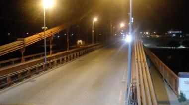 Repararon parcialmente las luminarias del Puente Colgante: Se espera un convenio para trabajos definitivos