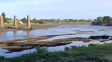 Fenómeno en el Río Quequén: piedras al descubierto y orillas más amplias