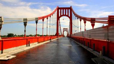 Infracción en Puente Colgante: Tránsito multa a camión por violar normativa