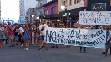 Marcha en la Villa Balnearia: Necochenses se manifestaron contra las políticas de Milei