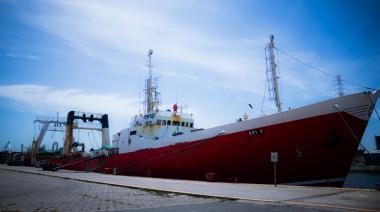 Puerto Quequén recibe al buque pesquero más grande en 10 años, generando más de 150 empleos