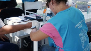 Posta provincial realiza controles gratuitos de presión y glucemia en la Plaza Dardo Rocha
