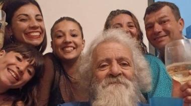 Gesto de amor en Necochea: Compartieron su mesa navideña con un abuelo sin familia