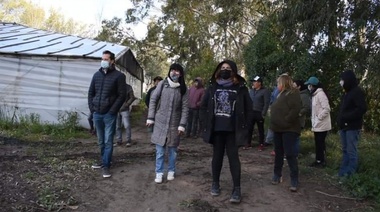 Candidatos del Frente de Todos de recorrida electoral junto a trabajadores de la tierra