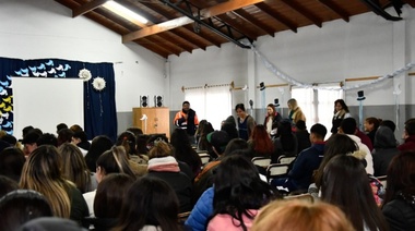Dieron charla centrada en el uso de casco a estudiantes en Quequén