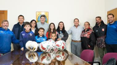 San Cayetano: Entregaron material deportivo a clubes