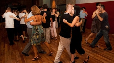 Vuelve las clases de tango para todo el público, en el Centro Cultural Necochea