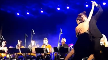 Video: El increible dúo local que bailó tango durante el concierto de la Senior Big Band del maestro Gesualdi