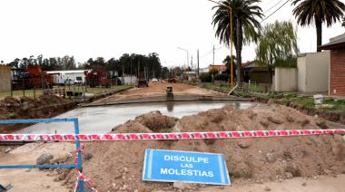 San Cayetano: Comenzaron a pavimentar una cuadra más de asfalto