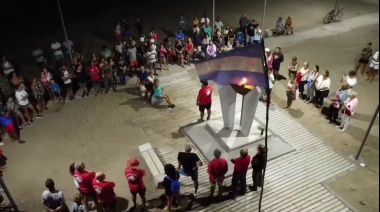 Emotivo ritual de las antorchas de los guardavidas de Necochea