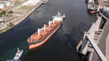 Puerto Quequén impulsa su operatoria con 8 movimientos diarios y 35 buques para agosto: ¿qué lo hace único?
