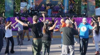 Continúa la Fiesta del Folclore en Necochea: tradición, música y baile en la Plaza Dardo Rocha